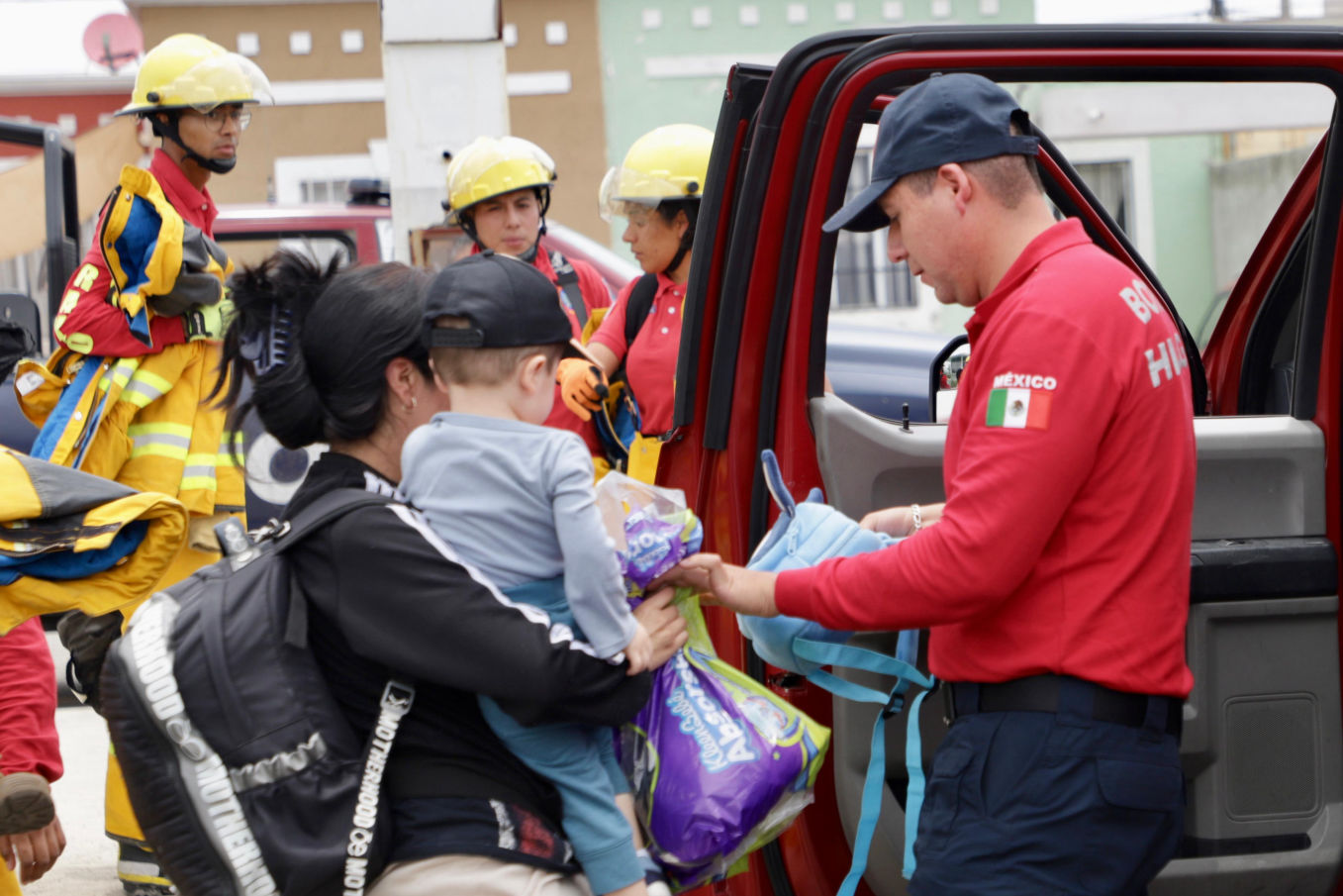 Policía Estatal y Bomberos continúan labores de  auxilio en la colonia Tuzos