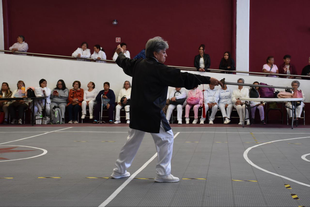 Personas adultas mayores realizan encuentros de Tai Chi Chuan