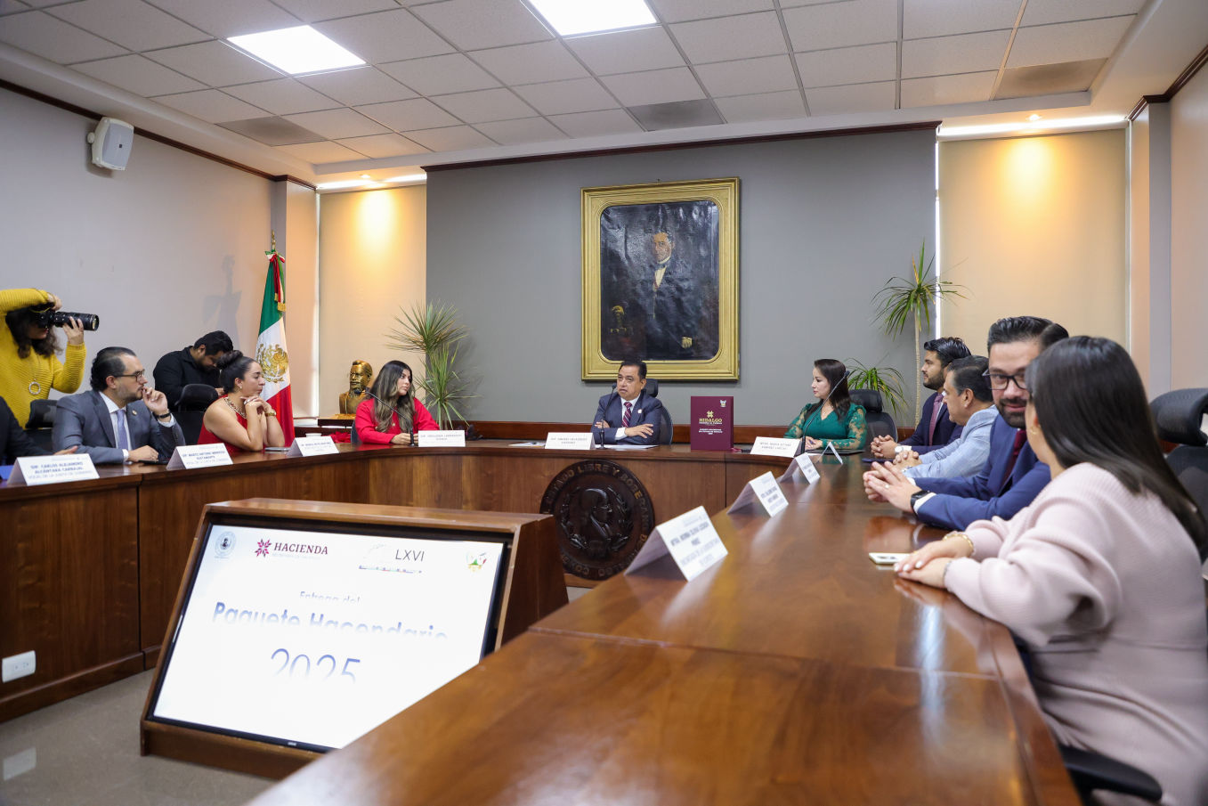 Presupuesto 2025 destina más recursos  para programas sociales y obra pública 